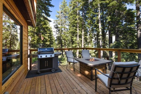 Snowshoe Cabin - 3 Decks BBQ & Hot Tub Cabin in Tahoe City