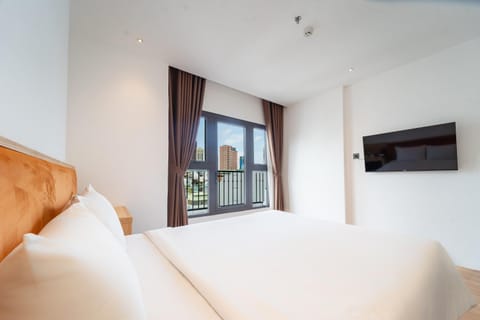 Communal lounge/ TV room, Bed, TV and multimedia, View (from property/room), Balcony/Terrace, Photo of the whole room, Bedroom