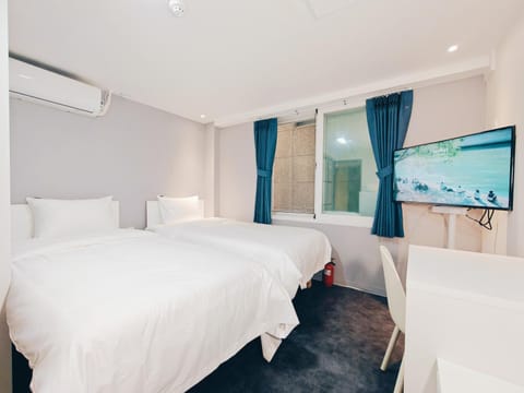 Toilet, Bed, TV and multimedia, Photo of the whole room, Seating area, Bedroom, air conditioner
