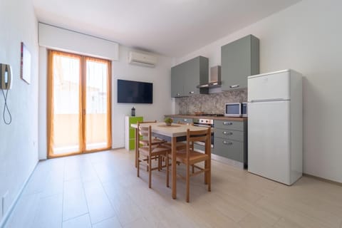 Kitchen or kitchenette, Dining area, oven, stove