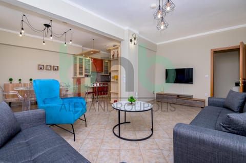 TV and multimedia, Living room, Photo of the whole room, Seating area, Dining area