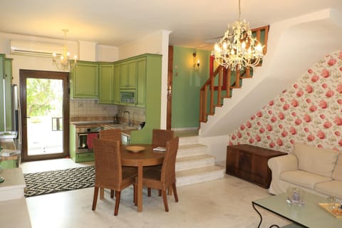 Kitchen or kitchenette, Living room, Seating area, Dining area