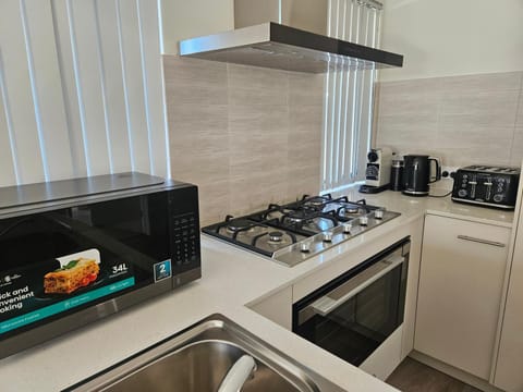 Coffee/tea facilities, Kitchen or kitchenette, dishwasher, oven, stove, toaster