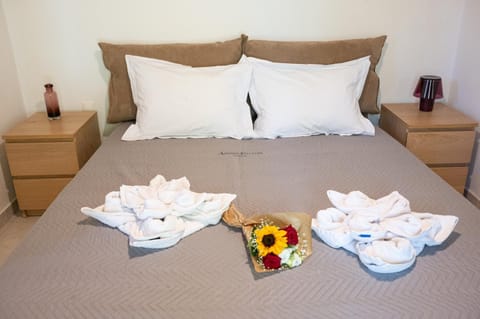 Bed, Photo of the whole room, Bedroom, towels