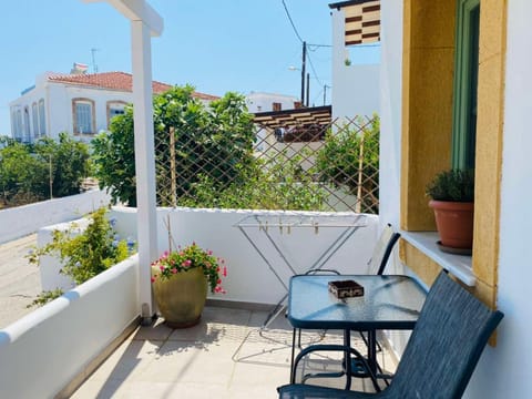Property building, Day, Balcony/Terrace