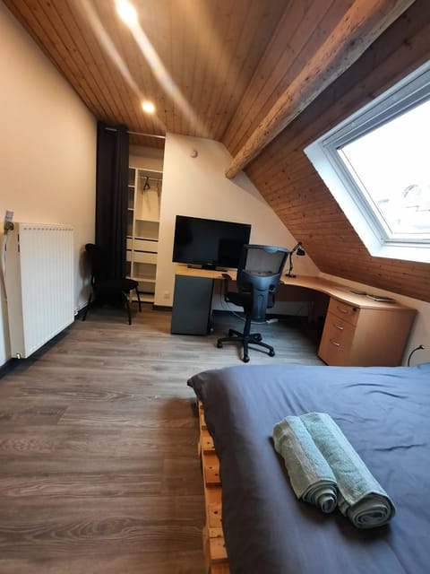 Bed, TV and multimedia, Photo of the whole room, Bedroom