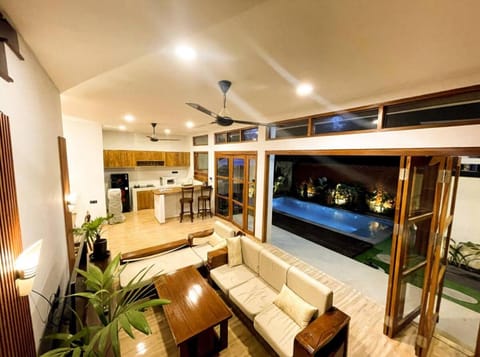 Communal lounge/ TV room, Bed, TV and multimedia, Kitchen or kitchenette, Living room, Photo of the whole room, Seating area, Dining area, Evening entertainment, Bedroom, Pool view, Swimming pool