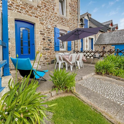 Property building, Day, Garden view, sunbed