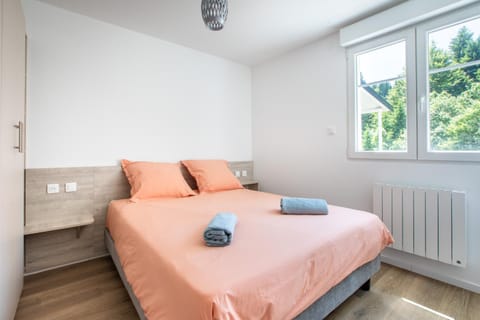 Bed, Photo of the whole room, Bedroom, towels