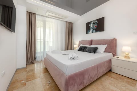 Bed, TV and multimedia, Photo of the whole room, Bedroom, towels