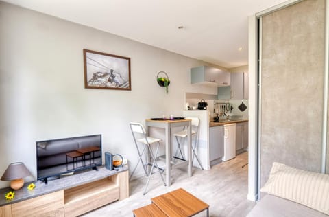 TV and multimedia, Kitchen or kitchenette, Living room, Seating area, Dining area