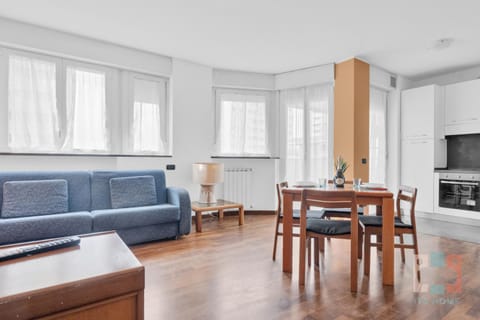 TV and multimedia, Kitchen or kitchenette, Living room, Seating area, Dining area