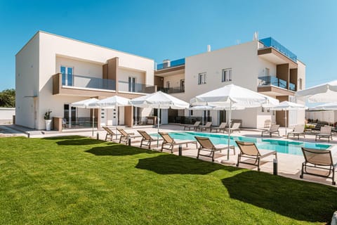 Property building, Spring, Day, Garden, Garden, Garden view, Pool view, Swimming pool, sunbed