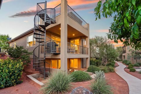 Property building, Patio, Balcony/Terrace