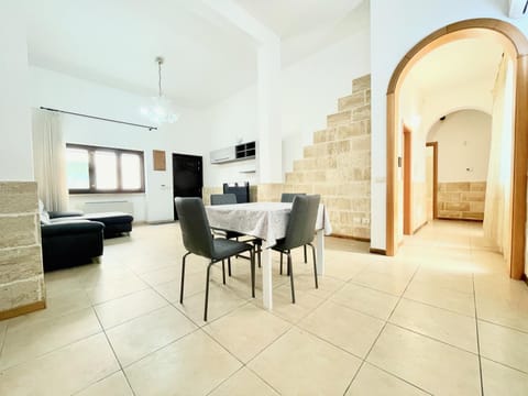 Property building, TV and multimedia, Kitchen or kitchenette, Living room, Seating area, Dining area