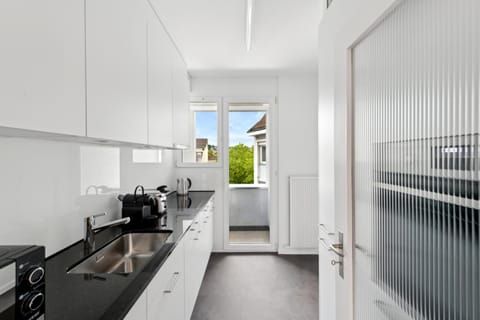 Coffee/tea facilities, Kitchen or kitchenette, microwave, stove