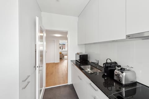 Coffee/tea facilities, Kitchen or kitchenette, microwave, stove, toaster