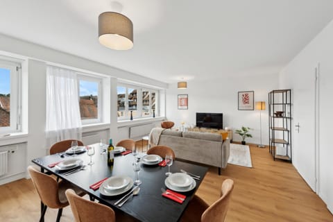 TV and multimedia, Living room, Seating area, Dining area