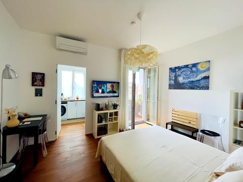 Bed, TV and multimedia, Photo of the whole room, Seating area, Evening entertainment, Bedroom, air conditioner