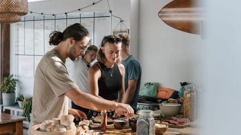 People, Kitchen or kitchenette, Food and drinks, Food, group of guests