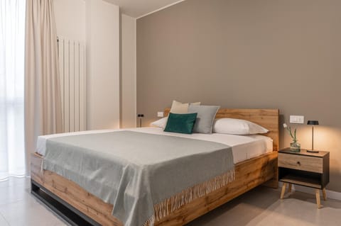 Bed, Photo of the whole room, Bedroom, Inner courtyard view