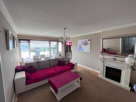 Communal lounge/ TV room, Living room, Seating area, Evening entertainment