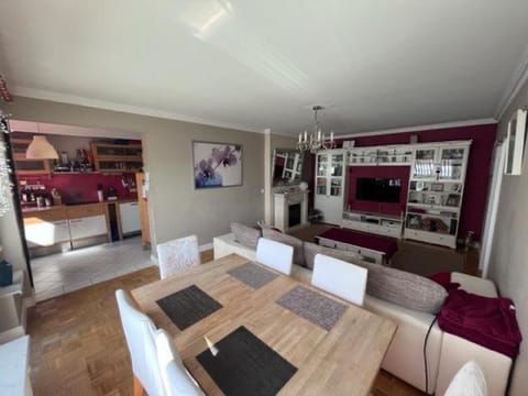 Communal lounge/ TV room, TV and multimedia, Living room, Seating area, Evening entertainment