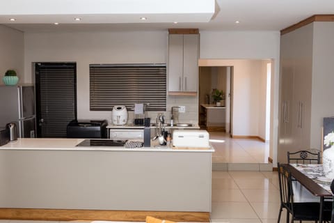 Coffee/tea facilities, Kitchen or kitchenette, dishwasher, oven, stove, toaster