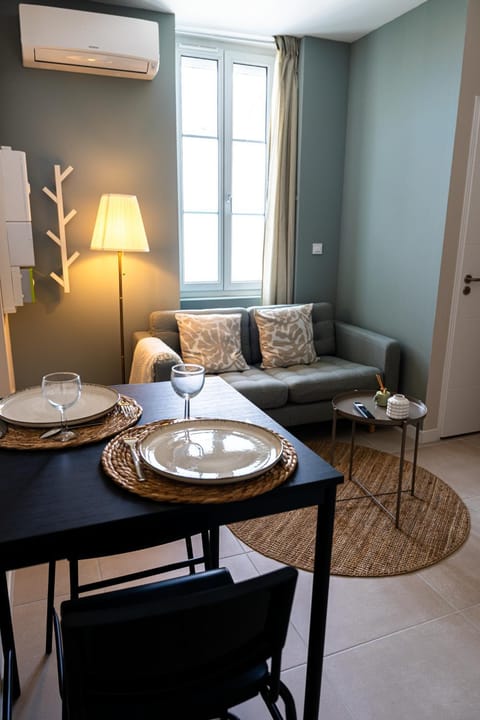 Living room, Seating area, air conditioner
