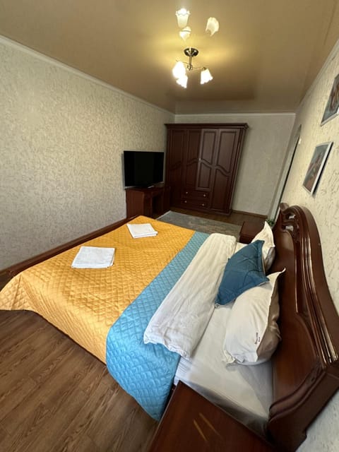 Bed, TV and multimedia, Seating area, Bedroom