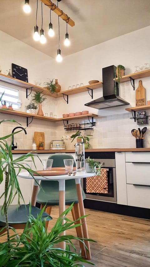 Kitchen or kitchenette, Dining area, stove