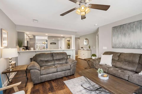 Tranquil Pondview Retreat Balcony House in Branson