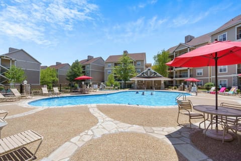 Tranquil Pondview Retreat Balcony House in Branson