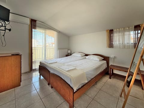 Communal lounge/ TV room, Bed, TV and multimedia, Photo of the whole room, Bedroom, towels