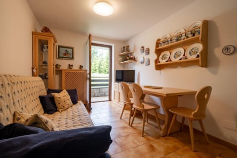 Communal lounge/ TV room, TV and multimedia, Living room, Dining area