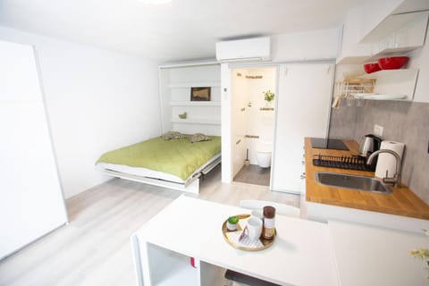 Bed, Photo of the whole room, Dining area