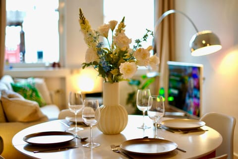 Living room, Food and drinks, Seating area, Dining area, Food, Drinks