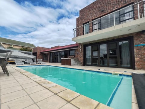 Swimming pool, Swimming pool