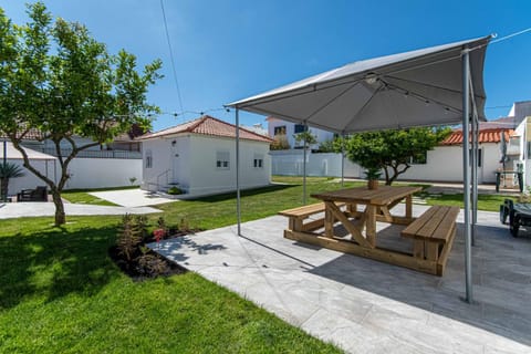 Patio, Spring, Day, Garden, Seating area, Garden view, sunbed