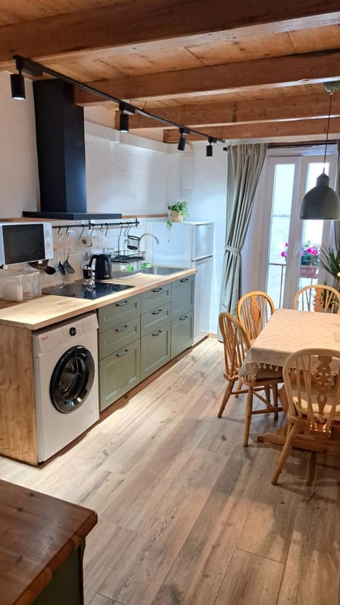 Kitchen or kitchenette, Dining area, stove, washing machine