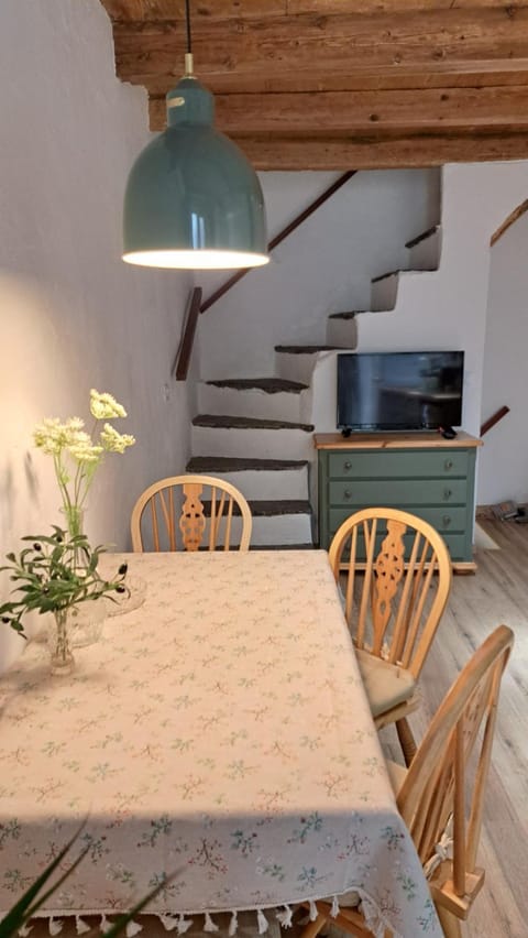 Kitchen or kitchenette, Seating area, Dining area