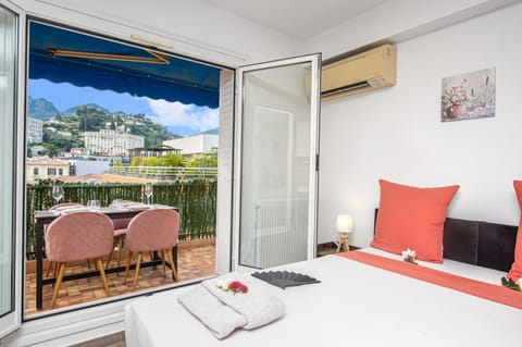 Bed, View (from property/room), Balcony/Terrace, Living room, Seating area, towels, air conditioner