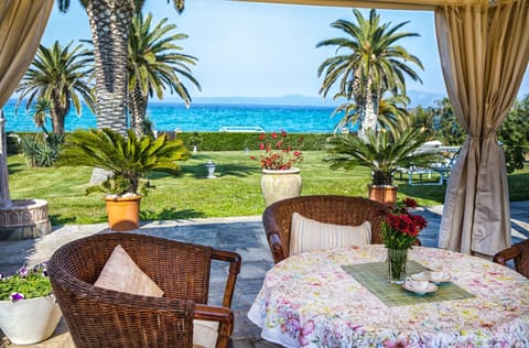 Luxurious Seafront Villa in Pefkohori Villa in Halkidiki