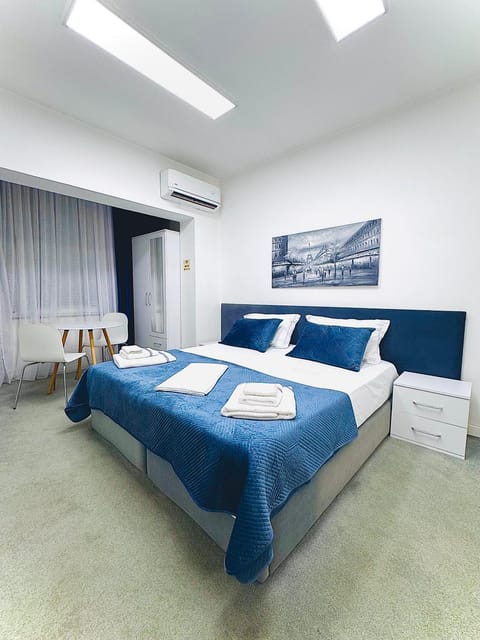 Bed, Photo of the whole room, Dining area, Bedroom, towels, air conditioner