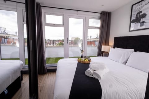 Bed, Balcony/Terrace, Bedroom, towels