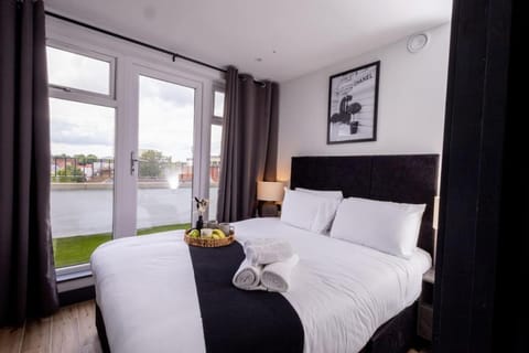 Bed, Photo of the whole room, Bedroom, towels