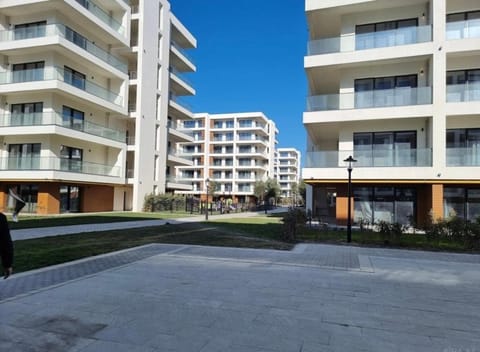 Property building, Day, Neighbourhood, Garden, Street view, Location, Parking