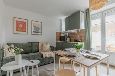 Kitchen or kitchenette, Living room, Seating area, Dining area, stove