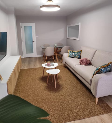 TV and multimedia, Living room, Photo of the whole room, Seating area, Dining area