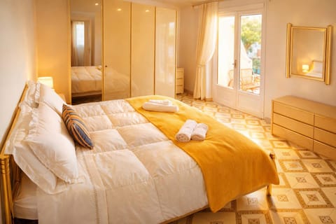 Bed, Bedroom, towels, wardrobe